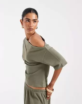 ASOS DESIGN – Schulterfreies, strukturiertes T-Shirt in Khaki, Kombiteil