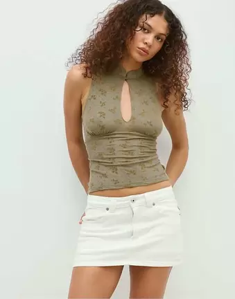 Stradivarius – Ärmelloses Oberteil in Olivgrün im Qipao-Stil