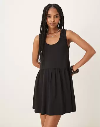 ASOS DESIGN – Gerafftes Mini-Hängerkleid in Schwarz mit U-Ausschnitt
