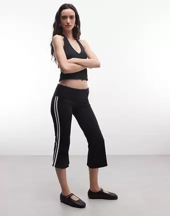 COLLUSION ausgestellte Capri-Leggings in Schwarz mit sportlichem Streifen