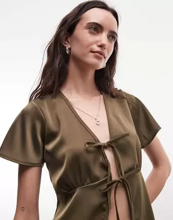Reclaimed Vintage Satin-Top mit Bindung vorn in Oliv