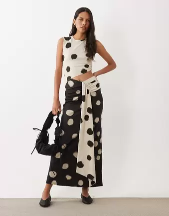 ASOS DESIGN ärmelloses Maxikleid mit Cut-out und Raffungen im verschwommenen Punktmuster