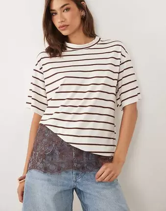 ASOS DESIGN – Gestreiftes T-Shirt mit Spitzensaum