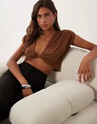 Miss Selfridge Oberteil mit Twist-Detail vorne in Bronze