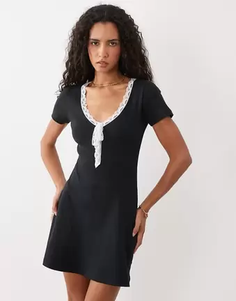 Miss Selfridge Mini-Kleid mit V-Ausschnitt, kurzen Ärmeln und Schleife in Schwarz