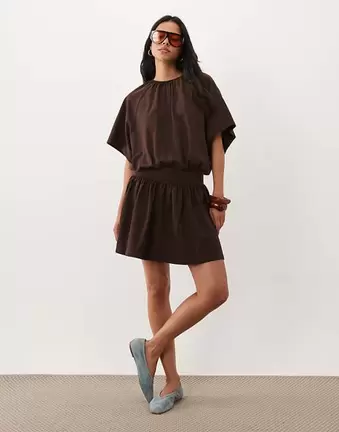 ASOS DESIGN tiefes Raglan-Kleid mit tiefer Taille und Volumen in Braun