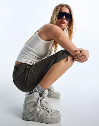 Bershka High-Top-Sneaker mit Charm in Grau