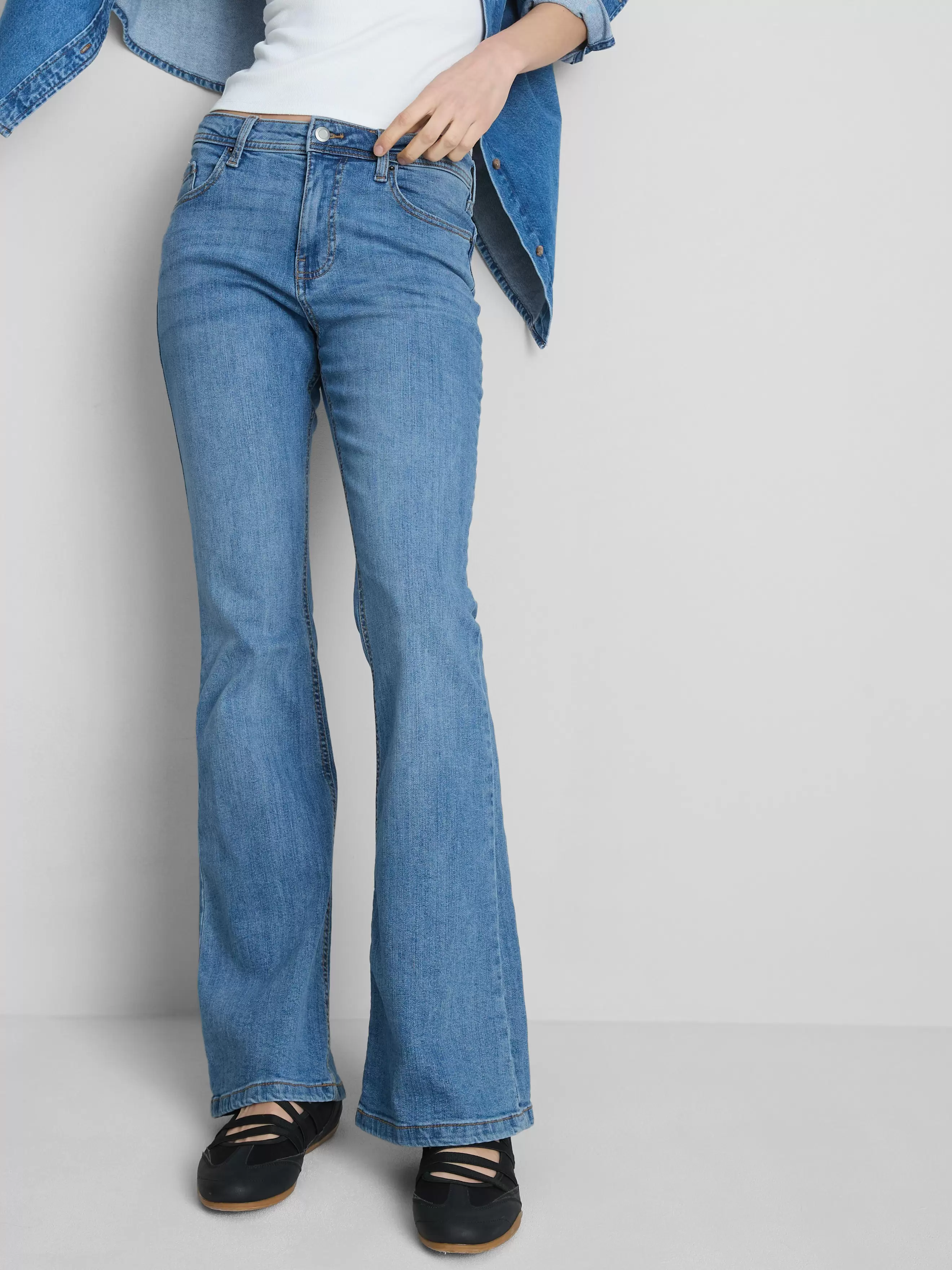 Ausgestellte Jeans aus Baumwoll-Denim mit mittlerer Leibhöhe