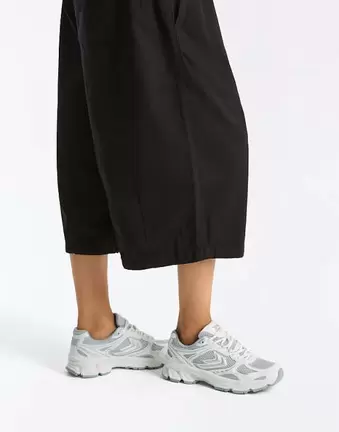 Bershka – Mehrteilige Sneaker in Weiß