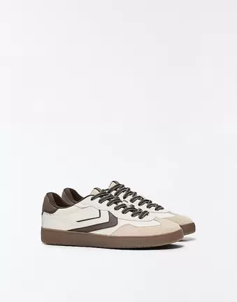 Bershka – Retro-Sneaker in Weiß