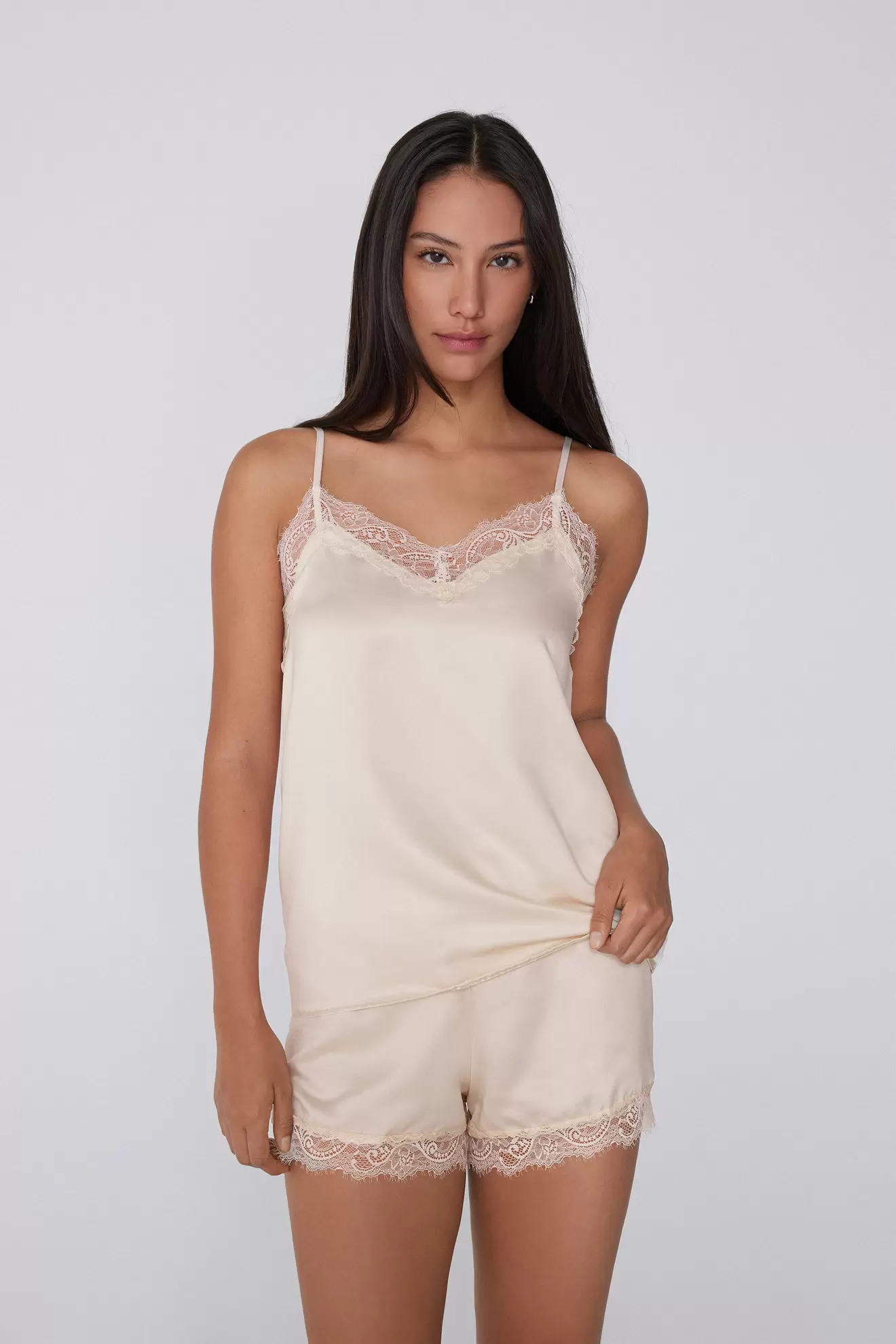 Top mit schmalen Trägern aus Satin und Spitze