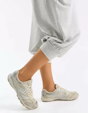 Bershka Barfuß-Sneaker in Grau