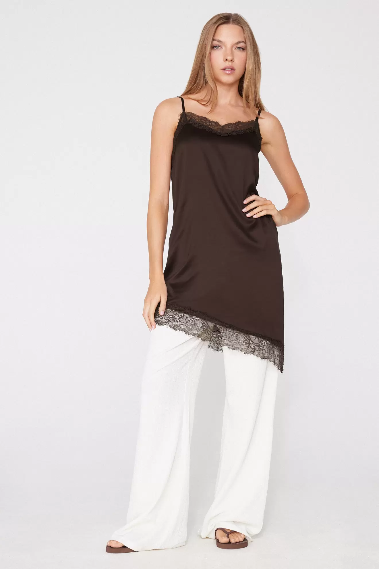 Asymmetrisches Unterkleid/Kleid aus Satin und Spitze