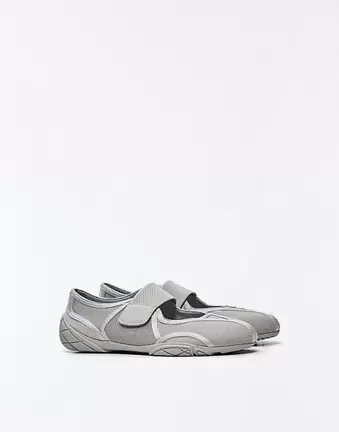 Bershka sportliche Ballerinas in Grau