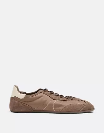 Stradivarius Sneakerinas mit Schnürung und Lederdetails in Braun