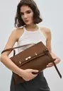 Maxi-Schultertasche mit Gürteldetail