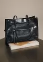 Shopper aus Kunstleder mit Reißverschlüssen