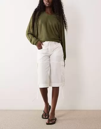 Miss Selfridge Cargo-Caprihose in Cremeweiß