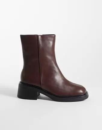 RAID Wide Fit Cecilia Chelsea-Boots in Braun
