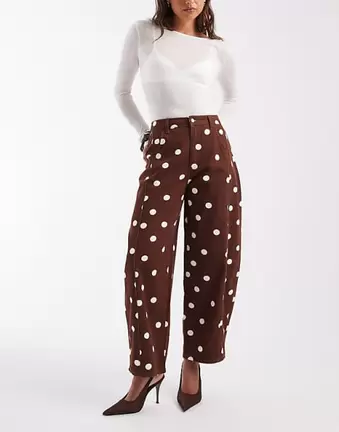 ASOS DESIGN Barrel-Jeans mit Polka-Dot-Muster