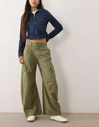 ASOS DESIGN lässige Cargo-Hose mit umgeschlagenem Saum in Khaki
