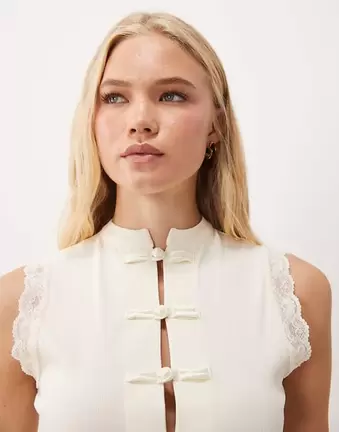 Miss Selfridge Oberteil mit Knopfleiste, Stehkragen und Spitzenbesatz in Cremeweiß