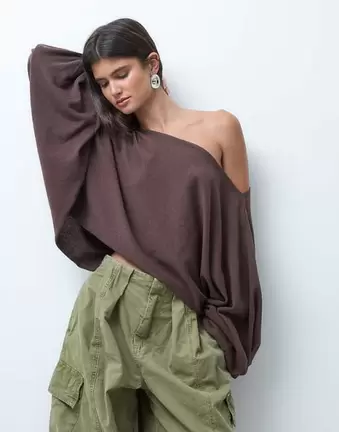 ASOS DESIGN Pullover mit U-Boot-Ausschnitt, Bündchenärmeln und Fledermausärmeln in Schokobraun