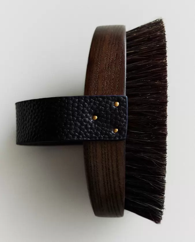 SCHUH- UND KLEIDERBÜRSTE DUFTSÄCKCHEN FÜR SCHUHE (2ER-PACK) LEDER-NECESSAIRE MIT FÄCHERN