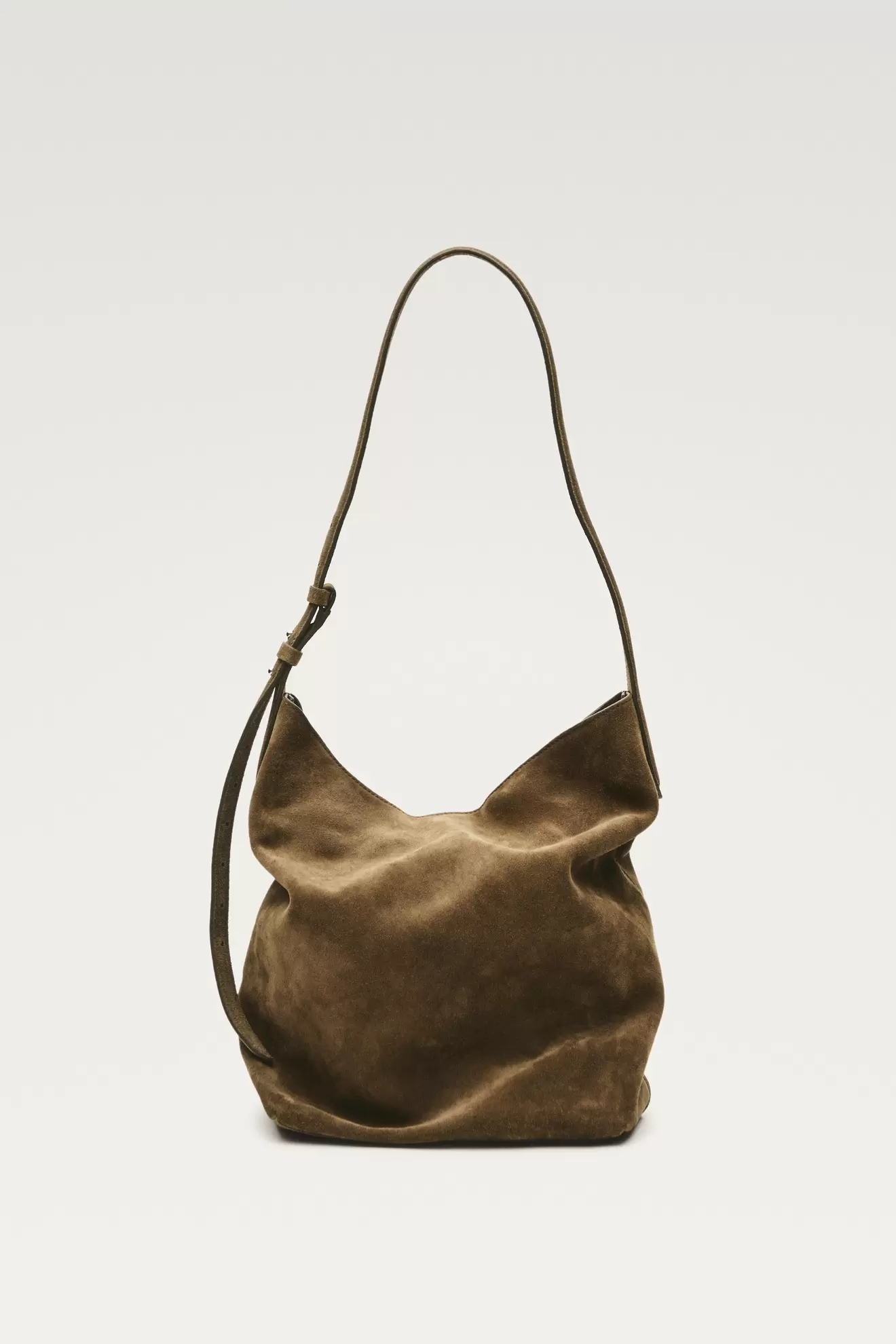 Bucket-Tasche aus Rauleder in Used-Optik