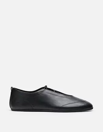 Stradivarius Sneakerinas mit elastischen Kreuzriemen in Schwarz