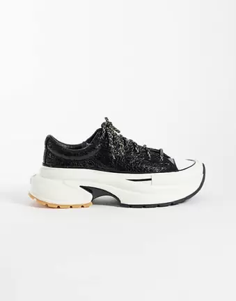 Converse Run Star Crush Sneaker in Schwarz mit doppelten Schnürsenkeln