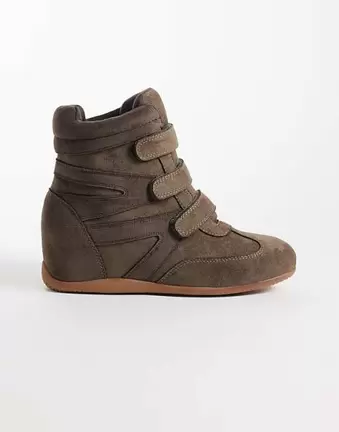 Public Desire Wide Fit Carmina Keilsneaker in Taupe aus Velourslederimitat