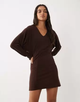 ASOS DESIGN Minikleid mit Fledermausärmeln und V-Ausschnitt in Braun