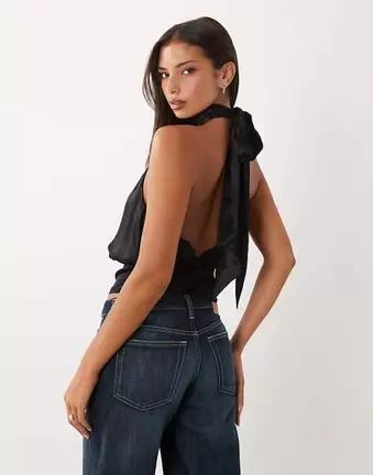 ASOS DESIGN hochgeschlossenes rückenfreies Schal-Oberteil in Schwarz