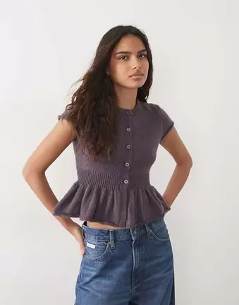 Miss Selfridge Strick-Cardigan mit Schößchen in Traubenlila
