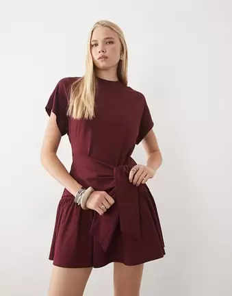 Miss Selfridge Mini-Kleid mit Bindegürtel in Burgunderrot