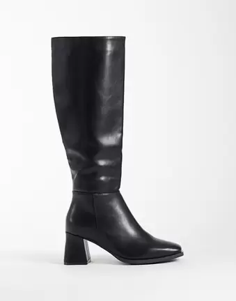 SEQWL – Fisher – Kniehohe Stiefel in Schwarz mit Blockabsatz