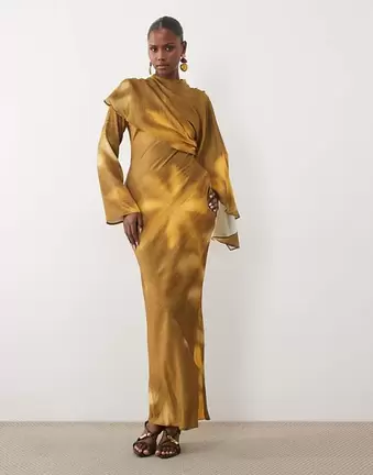 ASOS DESIGN asymmetrisches Maxikleid mit Cape-Detail und geraffter Taille in Ocker- und Braun-Blumenprint mit verschwommenem Muster