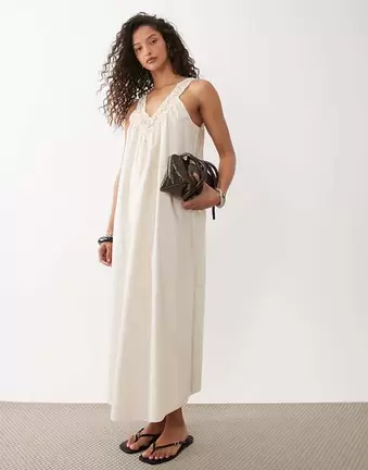 ASOS DESIGN – Maxi-Trägerkleid für den Sommer aus Popeline in Knochenweiß mit V-Ausschnitt und Spitzen-Overlay