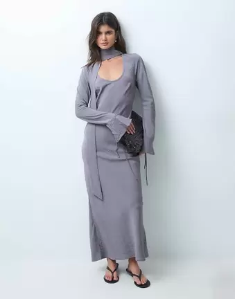 ASOS DESIGN Maxikleid aus technischem Stoff mit U-Ausschnitt, langen Ärmeln und Schal in Anthrazit