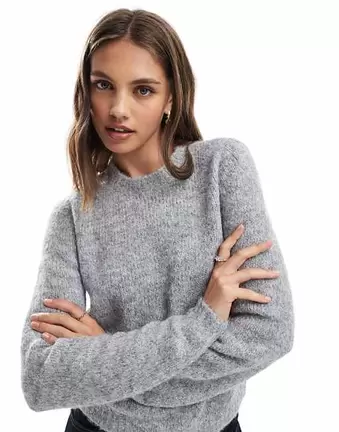 Vero Moda – Weicher, flauschiger Pullover in Grau meliert mit Rundhalsausschnitt