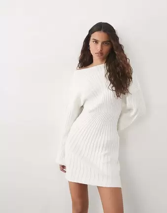 ASOS DESIGN gestricktes, tailliertes, plissiertes Minikleid in Cremeweiß