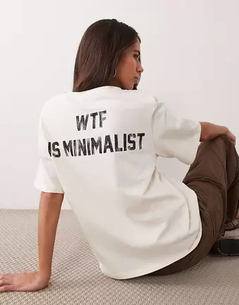ASOS DESIGN T-Shirt mit Schulterpolstern und Grafik „WTF is minimalist“ in Weiß
