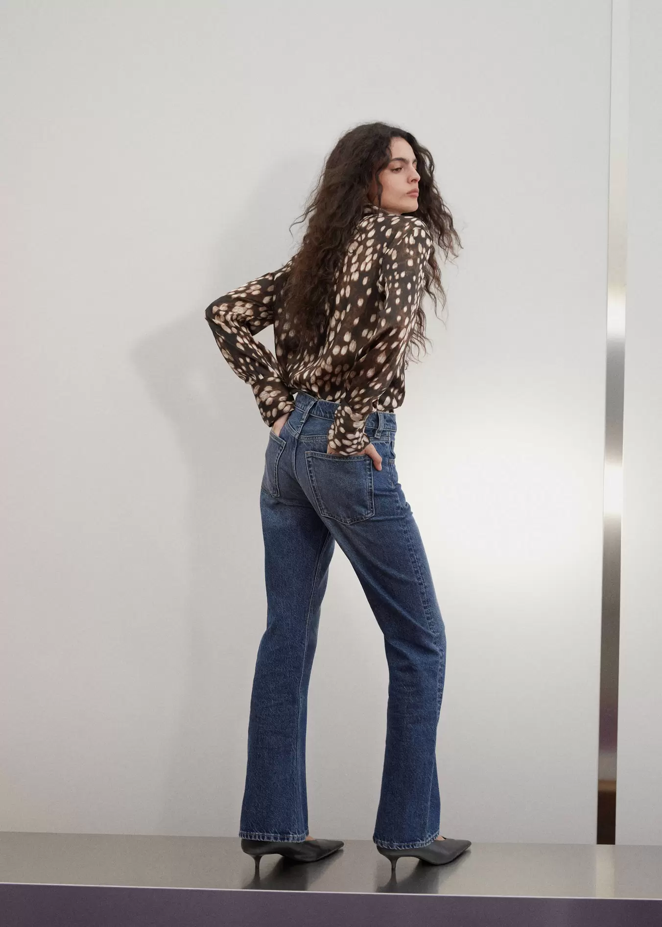 Flared-Jeans mit mittlerer Bundhöhe