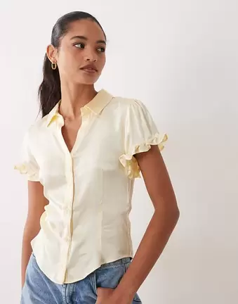 Miss Selfridge Satin-Hemd in Antikcreme mit taillierter Passform