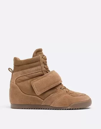 Stradivarius Sneaker mit Keilabsatz in Beige