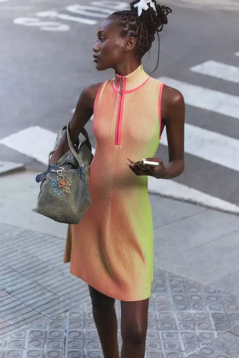 Schimmerndes Strickkleid mit Reißverschluss
