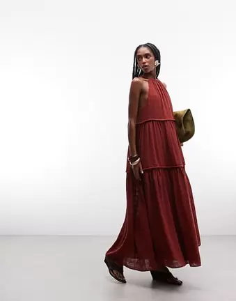 ASOS DESIGN – Gestuftes Maxi-Sommerkleid in Rostrot mit Neckholder-Träger und breiter Einfassung