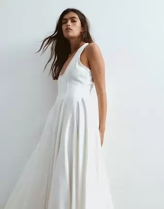 ARRANGE – Plissiertes Maxi-Jeanskleid in Knochenweiß mit tiefem Ausschnitt und Zipfelsaum