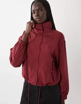 Miss Selfridge Windbreaker mit Bogenkantendetail in Kirschrot